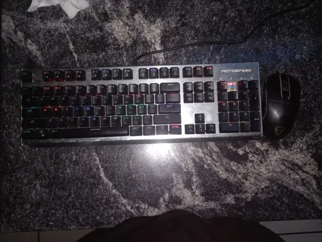 teclado mecânico Motospeed CK108 com iluminação RGB e mouse game motospeed v30