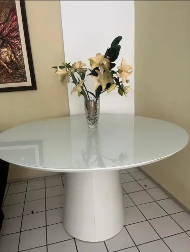 Mesa de Jantar Cone Tampo Redondo de Vidro 135m Laq. Branco SOMENTE MESA -COM DEFEITO