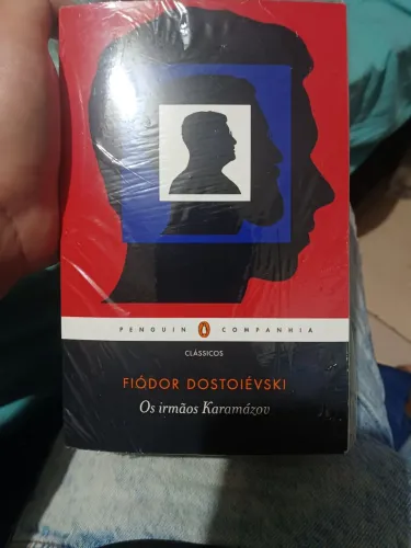 Livro fiodor Dostoievski lacrado, mas com um leve amassado na parte de cima