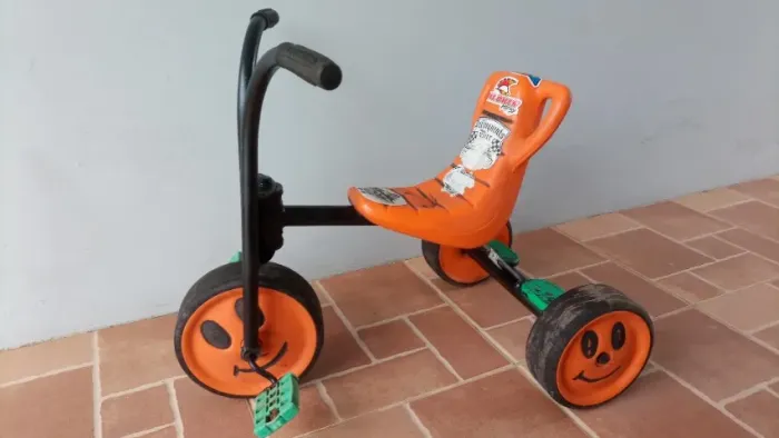 Triciclo Brinquedo Antigo anos 80. De aço e plástico.