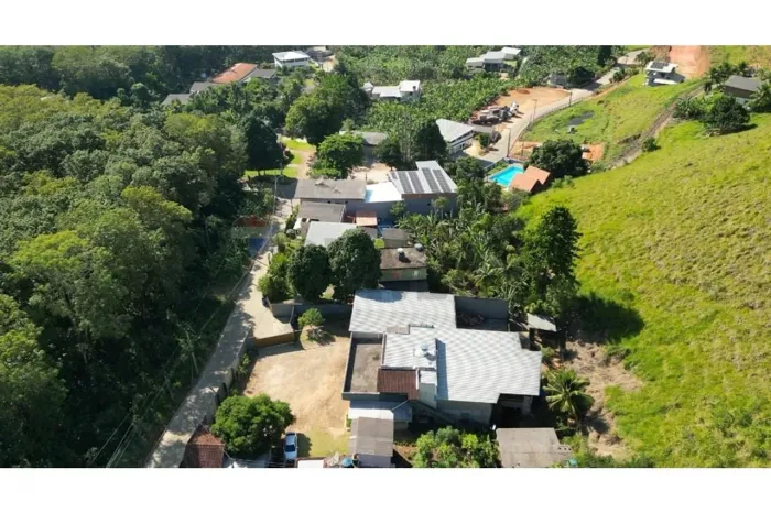 Imóvel Multifuncional com Galpão, Residência e Kitnets em Terreno de 1.700m² em Córrego da
