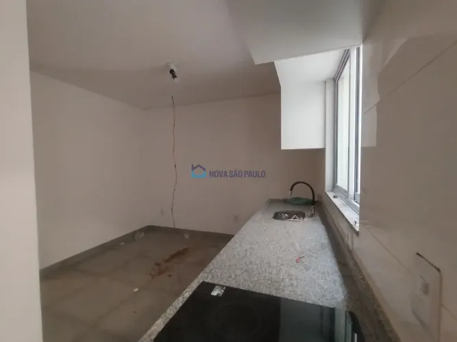 Apartamento com 01 dormitórios, sala ,banheiro, cozinha com armário, área de serviço colet