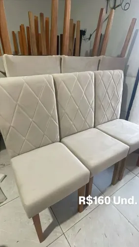 Cadeira Acolchoada Com Base Madeira
