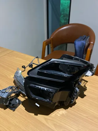 Miolo farol esquerdo Volvo Ex30