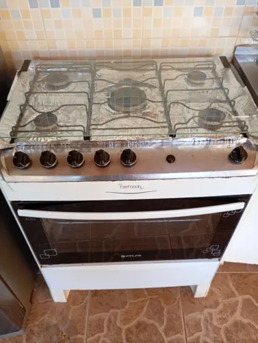Vendo Fogão Atlas 5 bocas, usado.