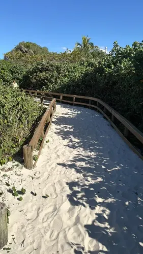 TERRENO 450 m² com escritura pública: próximo da praia Jurerê (possível parcelamento)