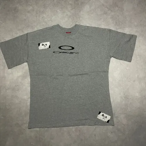 Camiseta Oakley Vintage Etiqueta Vermelha