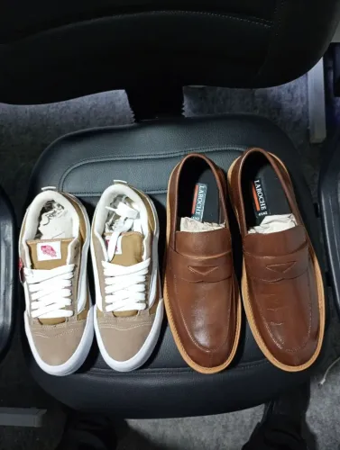 Vendo um sapato masculino 41/42 e um tênis feminino 37, NOVOS, sem uso. 
