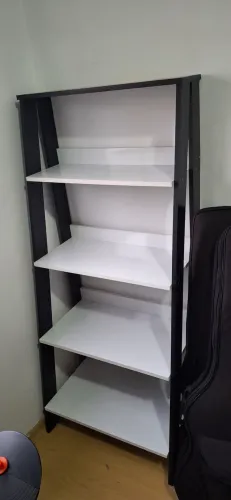 Estante escada branca e preta