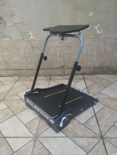 Suporte para volante e pedais.