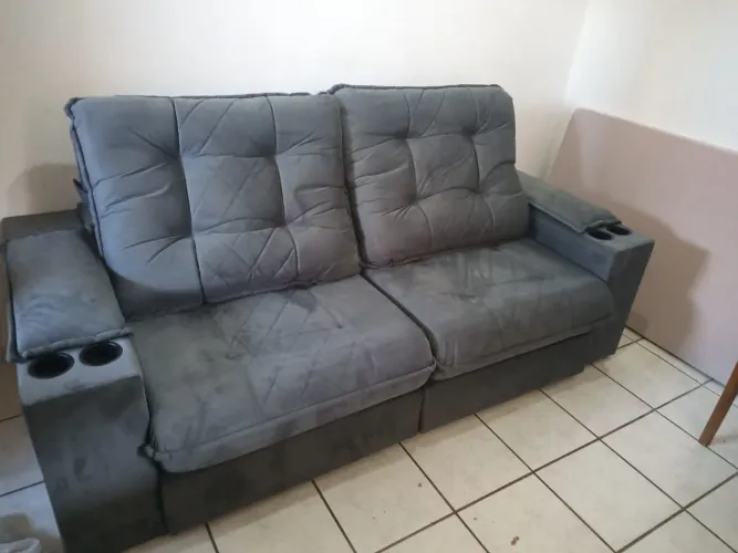 Sofá reclinável porta copos no braço do sofá