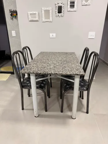 Mesa de Jantar em Granito com 4 Cadeiras - Excelente Estado