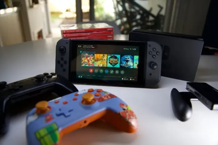 Nintendo Switch V2 impecável + 8 Jogos + Pro Controller + Joy-Con + controle com fio