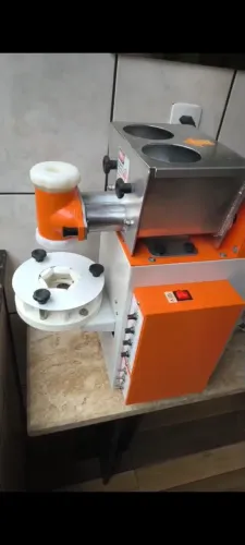 Máquina de fazer salgados e doces