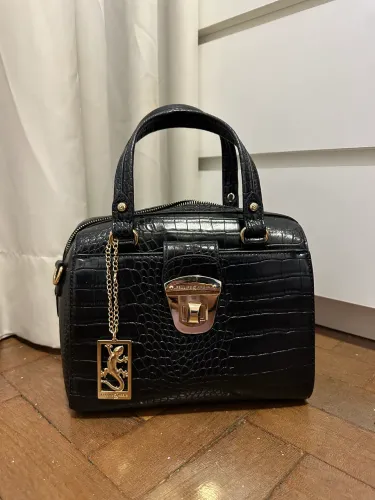 Bolsa black crocodile-textured handbag de Fellipe Krein