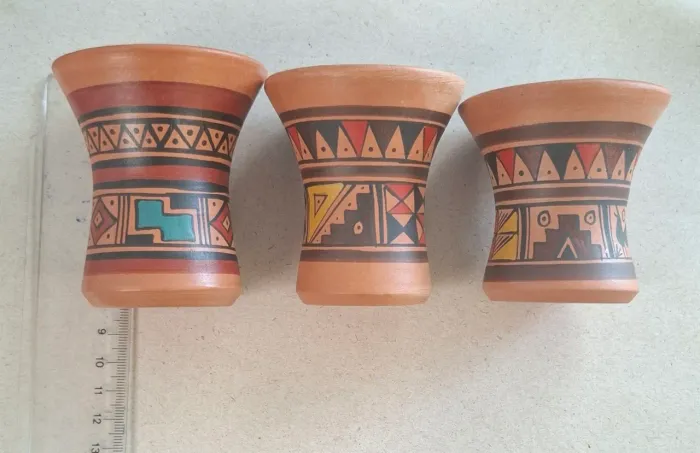 Vasos de cerâmica tipo Keros 