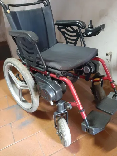 Cadeira motorizada Freedom com um dos motores necessitando de reparo.