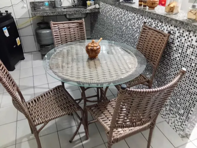 Mesa de jantar redonda com 4 cadeiras em fibra sintética - tampo de vidro