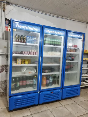 Vendo uma balcão 3 portas