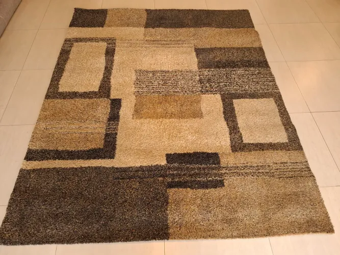 Tapete quadriculado semi novo em excelente estado de conservação..medindo: 2,00 x 2,50