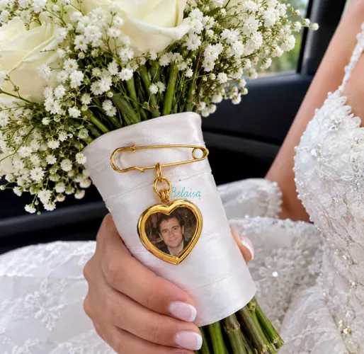 Broche relicário com fotos para buquê de noiva