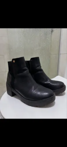 Bota preta cano curto calça 38
