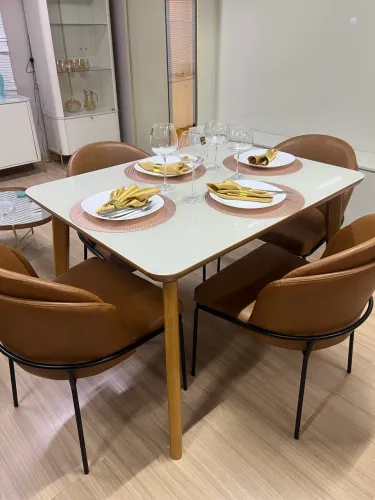 Mesa de jantar com 4 cadeiras no courino