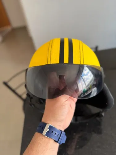 Capacete Retrô Amarelo com Viseira Fumê - Excelente Estado