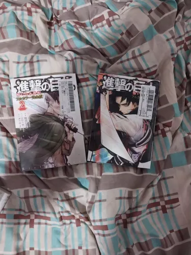 Mangá levi- ataque dos titãs em japonês