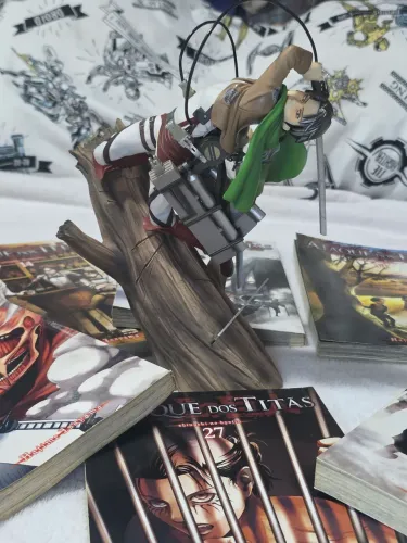 6 Mangás Attack on Titan Panini + Action figure Levi (bootleg)