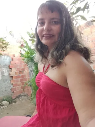Cuidadora, faxineira, auxiliar de cozinha 