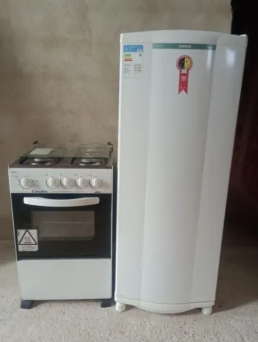 Geladeira e fogão semi novos *26