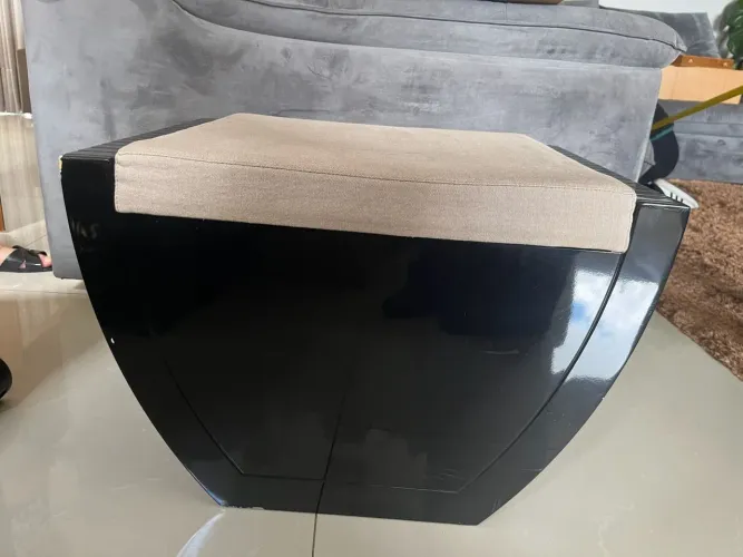 Puff Estofado Bege com Base em Madeira Preta Brilhante 