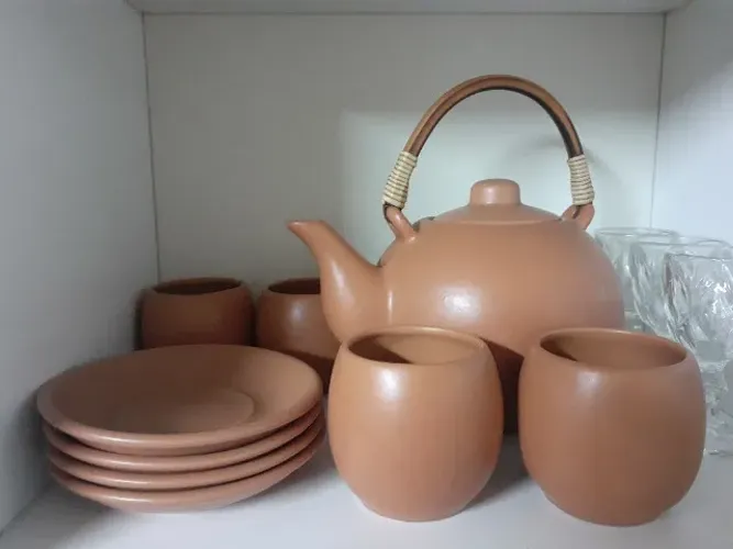 CONJUNTO COM BULE COM PIRES E COPOS DE CERÂMICA. 