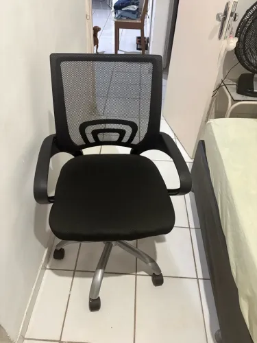 Cadeira giratória de escritório, com apenas 1 ano de uso. Bem conservada!
