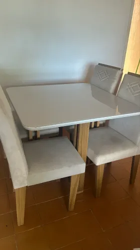 Vendo uma mesa de 4 cadeiras 