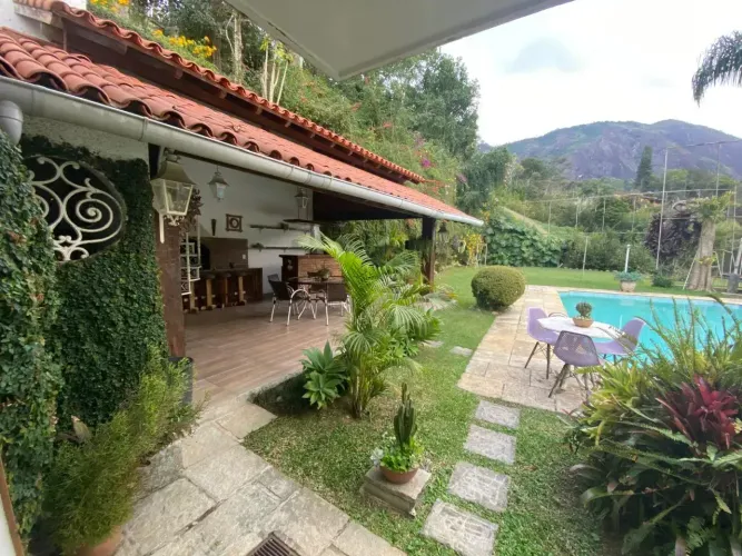 Sobrado para venda tem 568 metros quadrados com 6 quartos em Parque do Imbui - Teresópolis