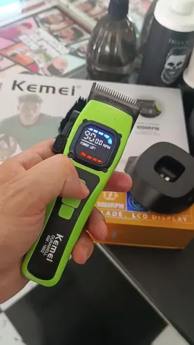 Maquina de Cortar cabelo Profissional 9000 KEMEI sem Fio Com Pentes