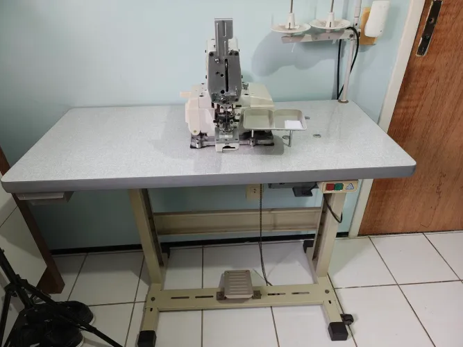 Máquina industrial de pregar botões