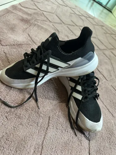 Tênis de corrida adidas original(usado 2 vezes)
