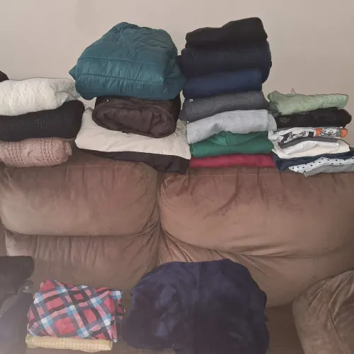 Lote de roupas femininas tamanho P e G; menino tamanho 14.