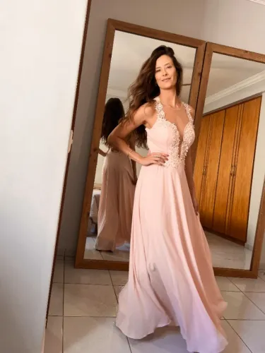 Vestido longo rosa claro com decote e costas em tule, bordado em renda