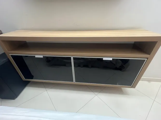 Armário e Rack Moderno Sofisticado com Vidro e Amortecedor a Pistão