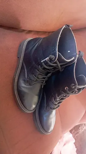 Bota e sapatos usando umas duas vezes