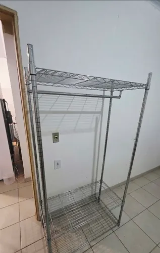 Closet arsnsdo cromado com barra de cabide