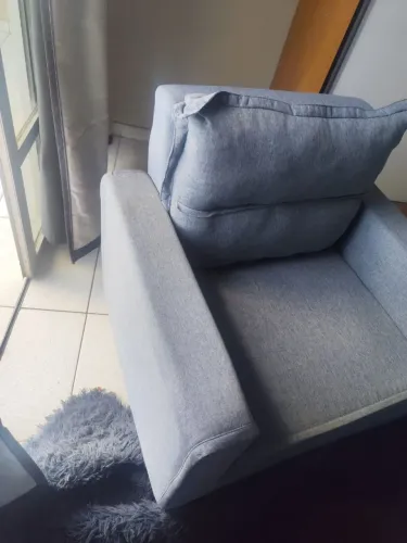 Poltrona decorativa cinza em suede
