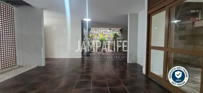 Casa com mais 200m² de área construida, 3 suítes no Manaíra - João Pessoa