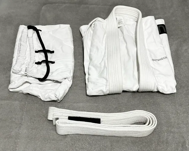 KIMONO BRANCO DE JIU-JITSU