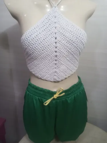 SHORT BRASIL VERDE, TECIDO LEVE E RESPIRÁVEL, POSSUI FORRO NA PEÇA. VESTE DO 36 AO 38