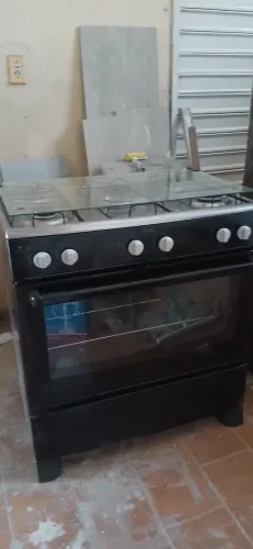 Cozinha com 5 bocas e forno grande.